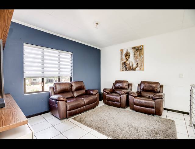 2 BEDROOM APARTMENT FOR SALE IN SUNNINGHILL
